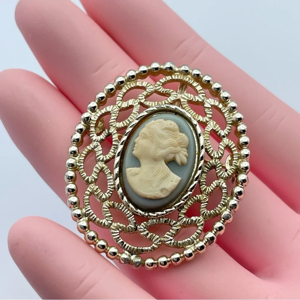 Vintage Sarah Coventry Gold Filigree Blue Cameo Brooch Pin Oval